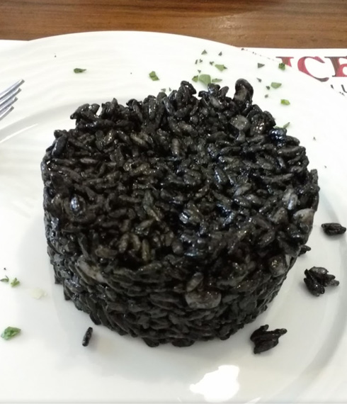 Riso al nero di seppia con cacio e pepe - Osteria La Forchetta Curiosa, Genova